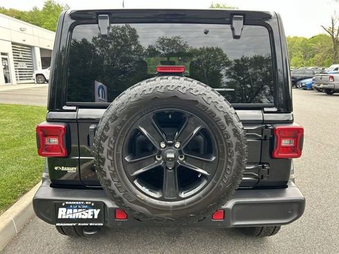 Used 2022 Jeep Wrangler Unlimited Sahara AWD/4WD image 25