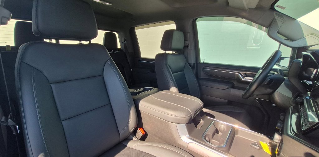 Used 2025 Chevrolet Silverado 3500 LTZ w/ LTZ Plus Package AWD/4WD image 4