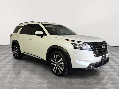Used 2024 Nissan Pathfinder Platinum FWD image 2