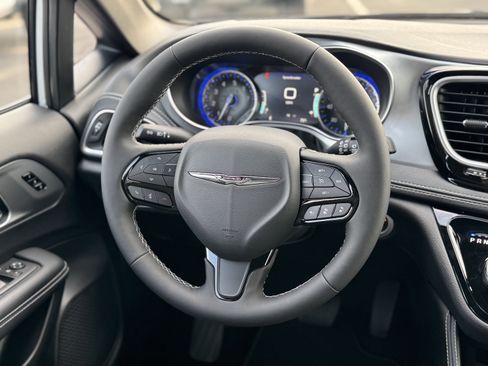 New 2026 Chrysler Pacifica Select image 15