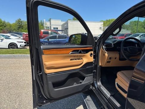 Used 2022 Jeep Grand Wagoneer Series III w/ Rear Seat Video Group 1 AWD/4WD image 17