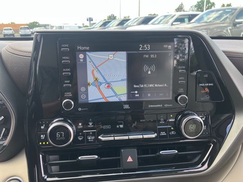 Used 2020 Toyota Highlander Limited AWD/4WD image 28