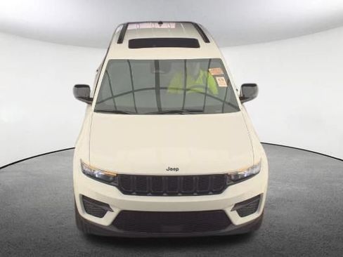 Used 2024 Jeep Grand Cherokee Altitude AWD/4WD image 2