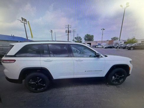 Used 2024 Jeep Grand Cherokee Limited w/ Black Appearance Package AWD/4WD image 2