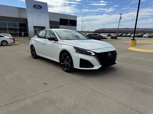 Used 2025 Nissan Altima 2.5 SR image 3