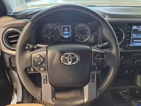 Used 2022 Toyota Tacoma TRD Sport AWD/4WD image 9