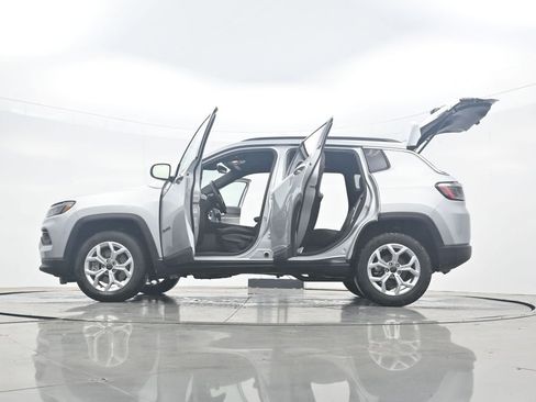 Used 2025 Jeep Compass Latitude AWD/4WD image 43