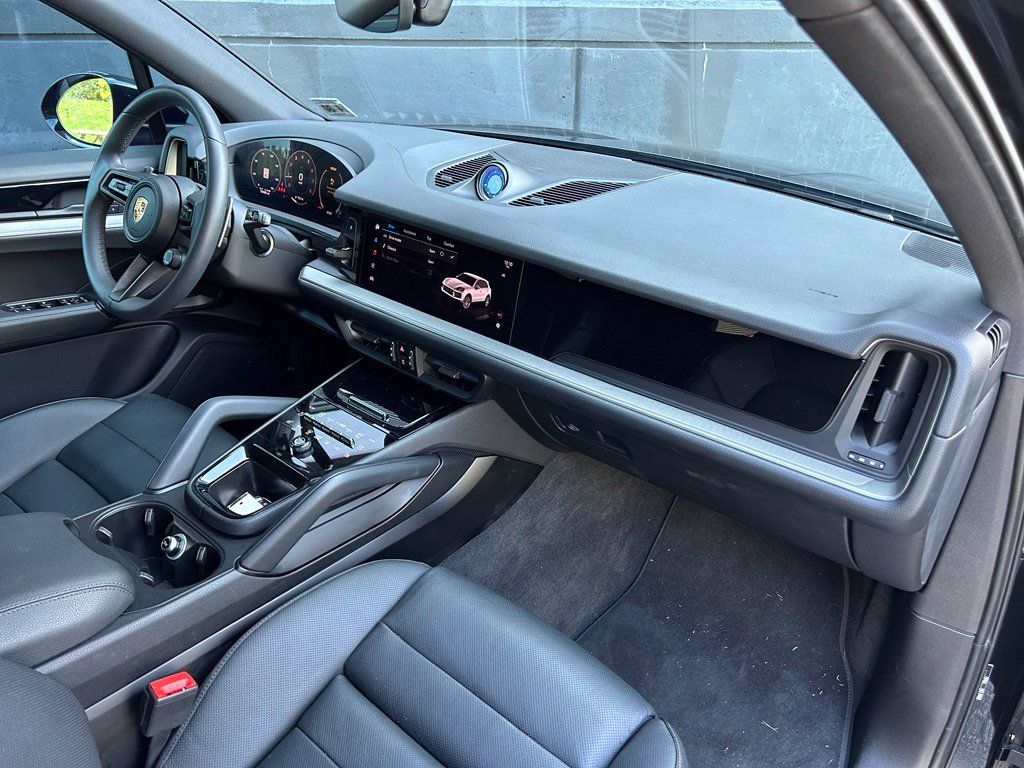 Certified 2025 Porsche Cayenne AWD/4WD image 22
