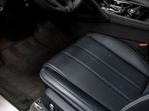 Used 2024 Bentley Bentayga AWD/4WD image 33