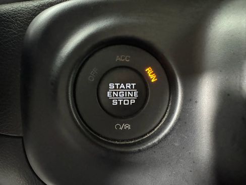 Used 2023 Jeep Gladiator Sport AWD/4WD image 17