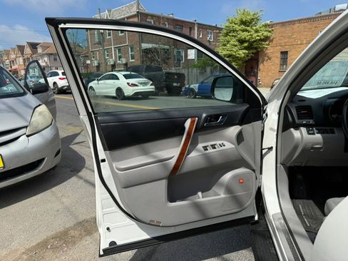 Used 2011 Toyota Highlander Limited w/ Tow Pkg image 23