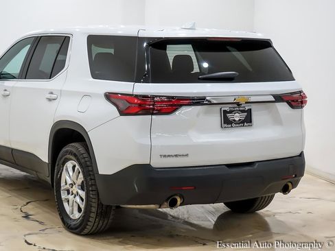 Used 2022 Chevrolet Traverse LS image 9