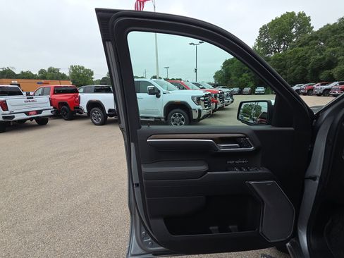 Used 2025 Chevrolet Silverado 1500 High Country AWD/4WD image 13