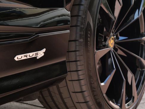 Used 2023 Lamborghini Urus S image 12