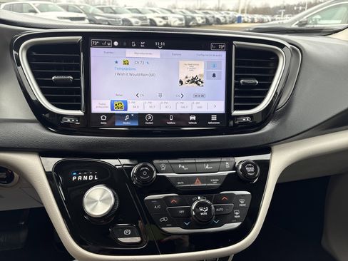 Used 2024 Chrysler Pacifica Touring-L image 14