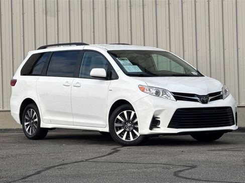 Used 2020 Toyota Sienna LE image 2