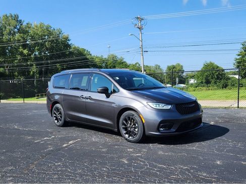 Used 2021 Chrysler Pacifica Touring-L w/ Premium & Safety Sphere Group FWD image 15