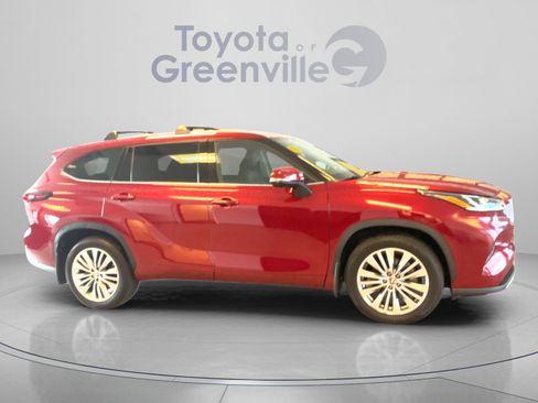 Certified 2024 Toyota Highlander Platinum AWD/4WD image 7