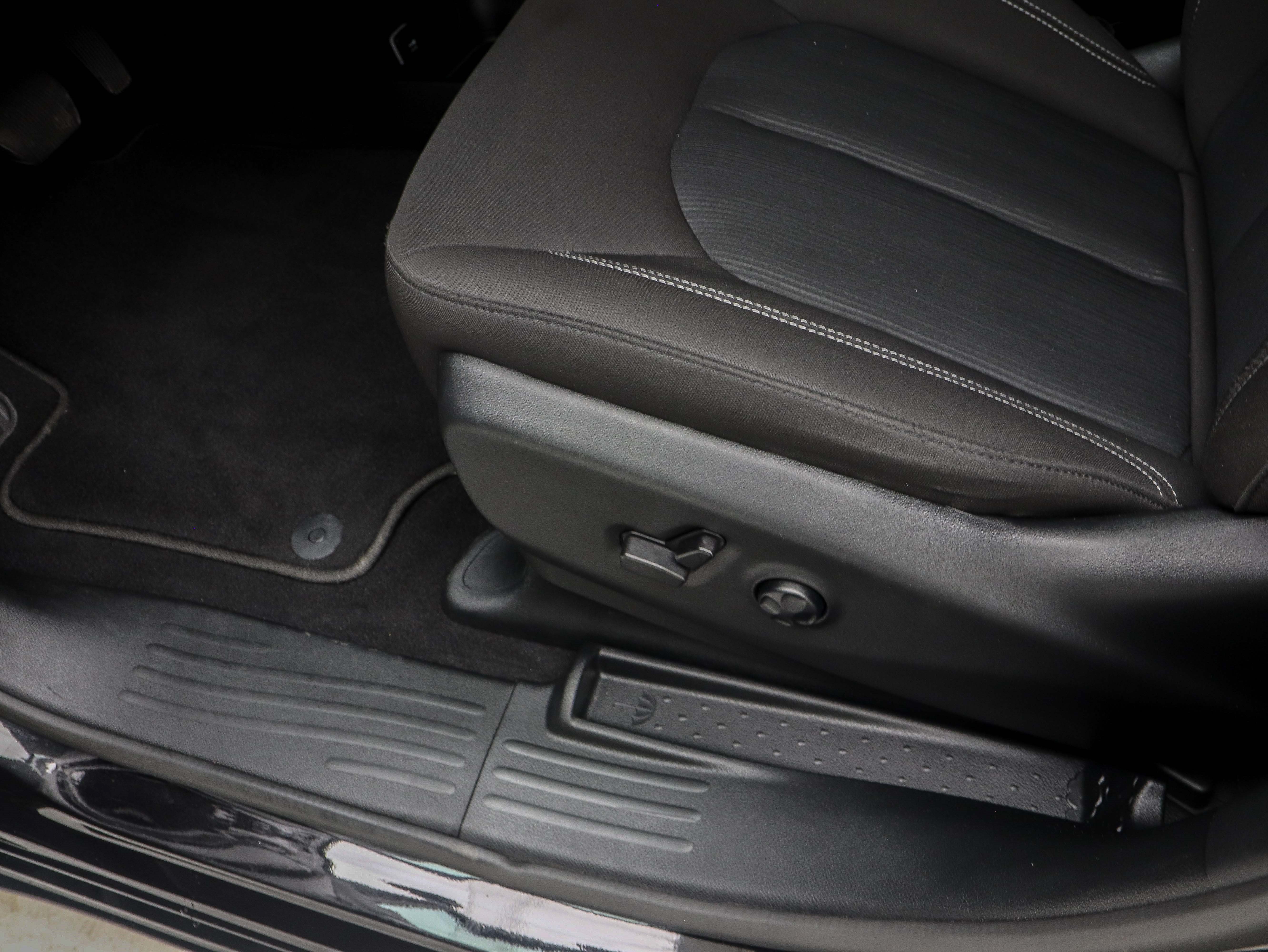 Used 2024 Chrysler Pacifica Touring FWD image 21