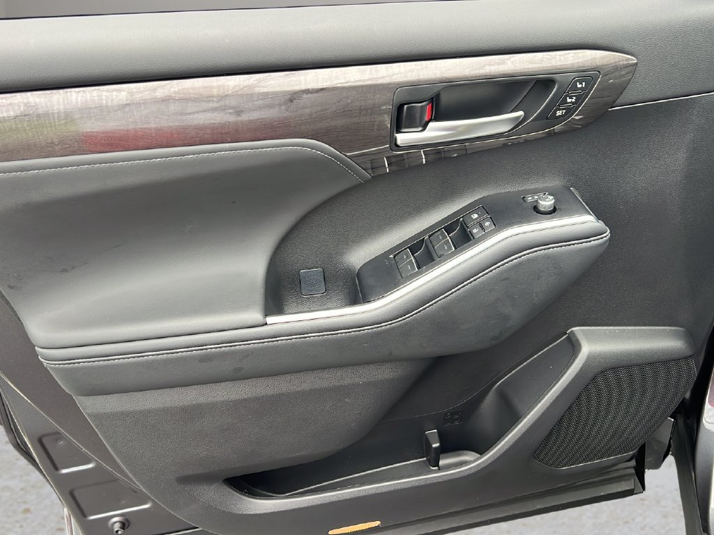 Used 2025 Toyota Highlander Limited FWD image 9