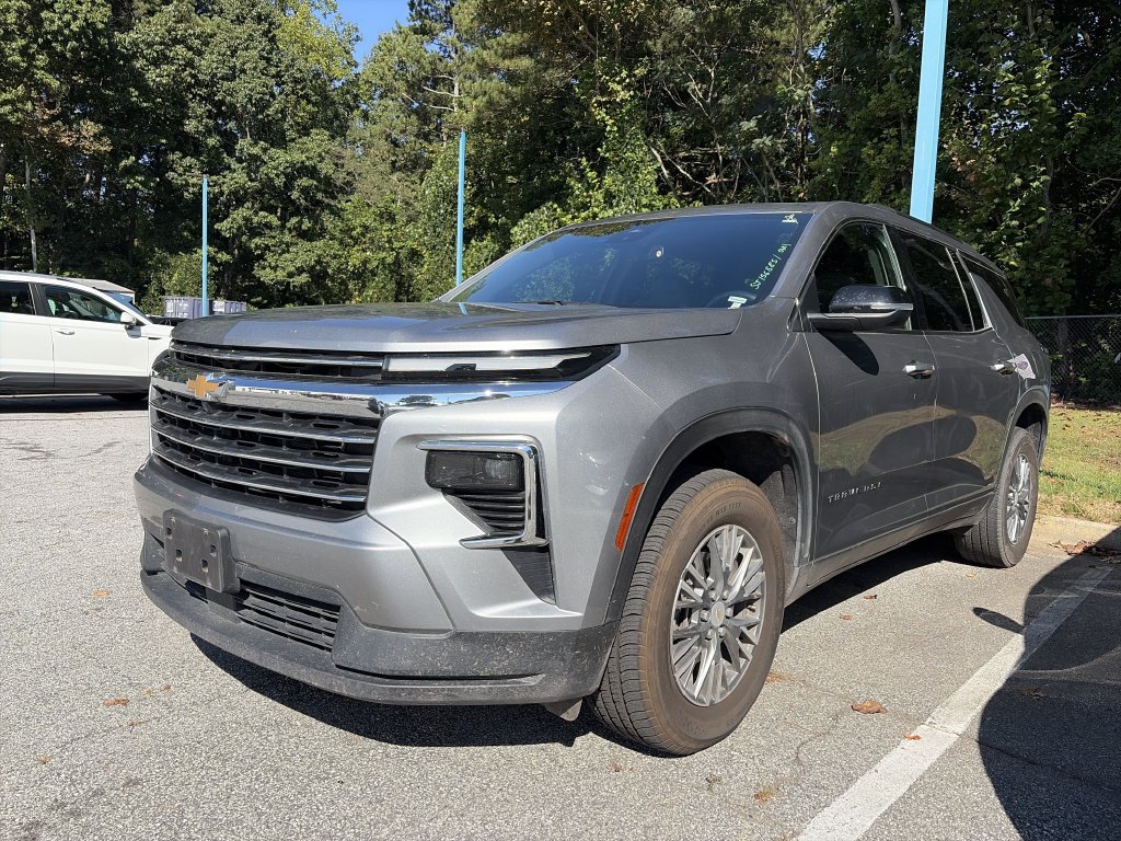 Used 2025 Chevrolet Traverse LT FWD image 1