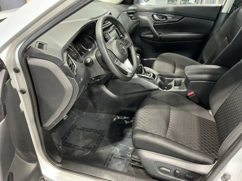 Used 2020 Nissan Rogue SV image 3
