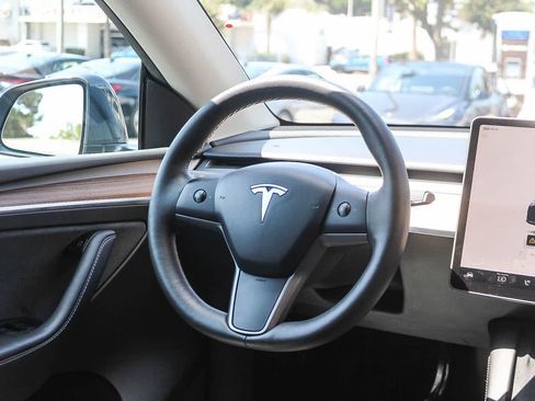Used 2024 Tesla Model Y Long Range AWD/4WD image 19