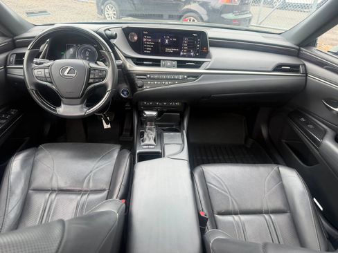 Used 2020 Lexus ES 300h w/ Accessory Package FWD image 32