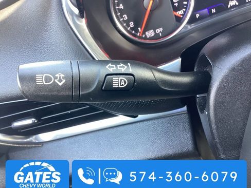 Used 2023 Chevrolet Traverse Premier image 32