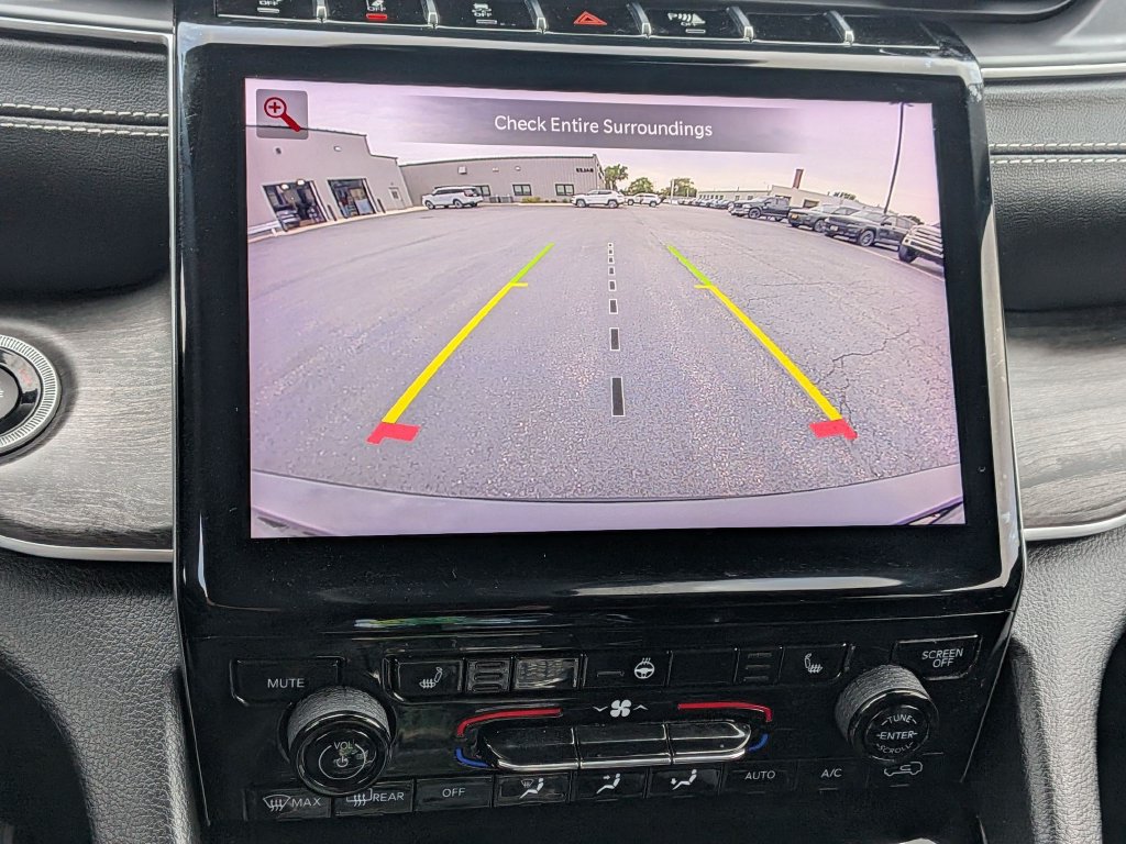 Used 2023 Jeep Grand Cherokee L Limited AWD/4WD image 16