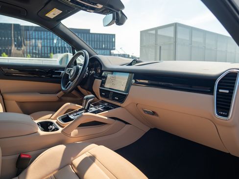 Certified 2022 Porsche Cayenne AWD/4WD image 25