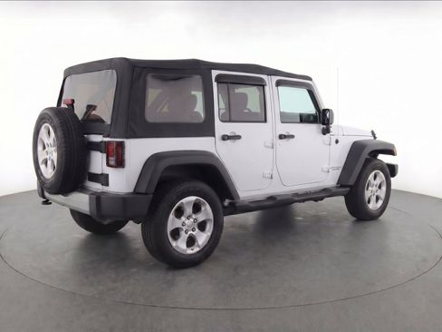Used 2015 Jeep Wrangler Unlimited Sahara w/ Connectivity Group AWD/4WD image 5