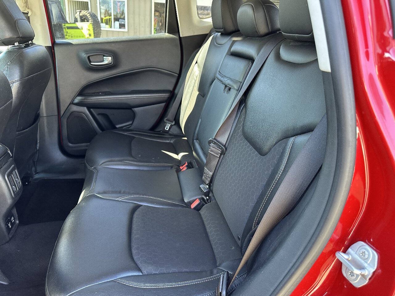 Used 2018 Jeep Compass Latitude w/ Popular Equipment Group AWD/4WD image 5