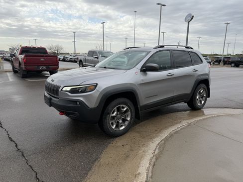 Used 2019 Jeep Cherokee Trailhawk AWD/4WD image 2