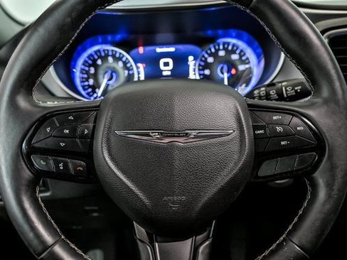 Used 2018 Chrysler Pacifica Touring-L Plus image 18