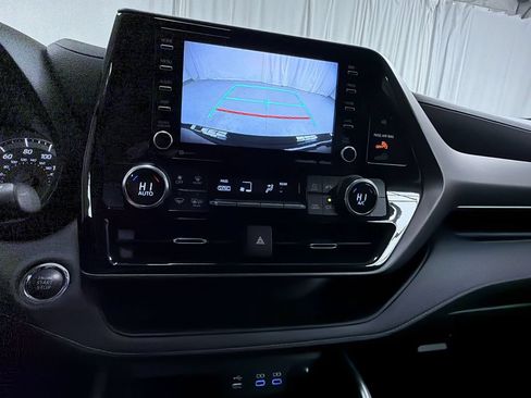 Used 2022 Toyota Highlander LE AWD/4WD image 22