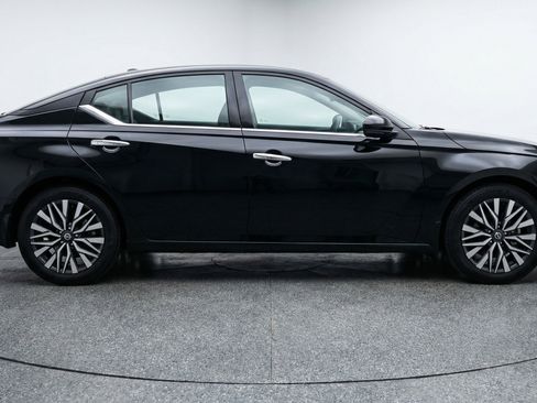 Used 2025 Nissan Altima 2.5 SV FWD image 11
