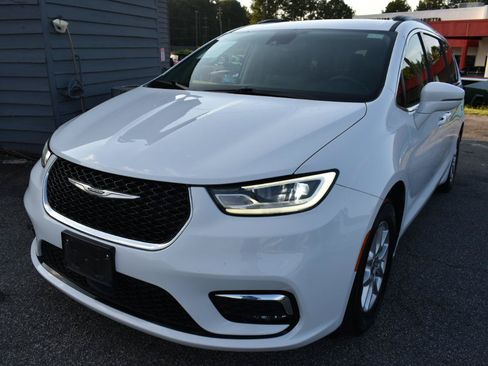 Used 2022 Chrysler Pacifica Touring-L FWD image 2