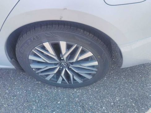 Used 2025 Nissan Altima 2.5 SV FWD image 9
