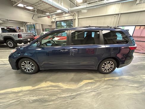 Used 2019 Toyota Sienna XLE w/ XLE Navigation Package FWD image 40