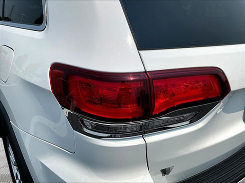 Used 2020 Jeep Grand Cherokee Laredo AWD/4WD image 23