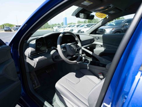 Used 2025 Hyundai Elantra SEL FWD image 8