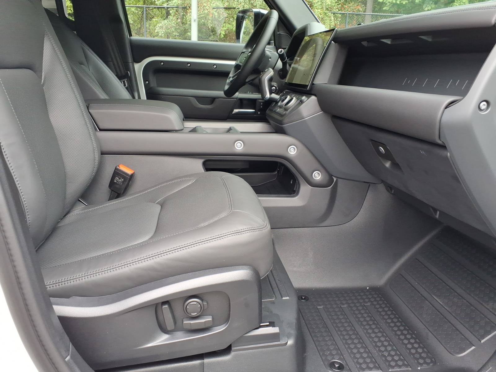 New 2026 Land Rover Defender 110 X-Dynamic SE AWD/4WD image 3