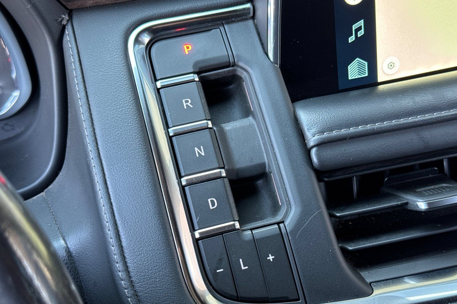 Used 2022 Chevrolet Suburban LT AWD/4WD image 34