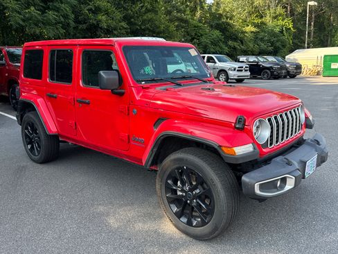 Used 2025 Jeep Wrangler Unlimited Sahara w/ Safety Group AWD/4WD image 3