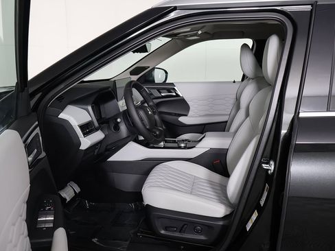 New 2025 Mitsubishi Outlander AWD image 35