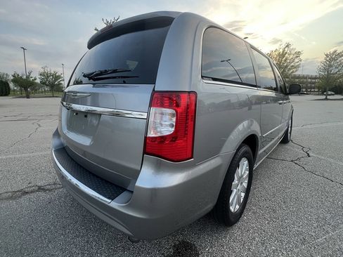 Used 2014 Chrysler Town & Country Touring image 5