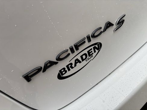 New 2026 Chrysler Pacifica Select image 9