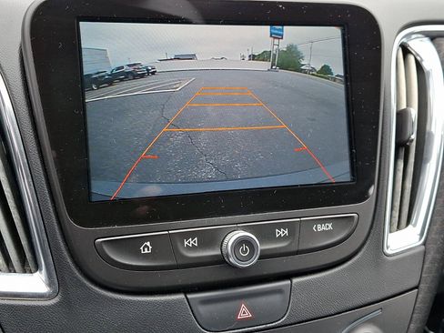 Used 2017 Chevrolet Malibu LT FWD image 19