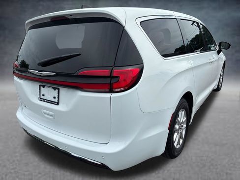 Used 2024 Chrysler Pacifica Touring-L FWD image 5